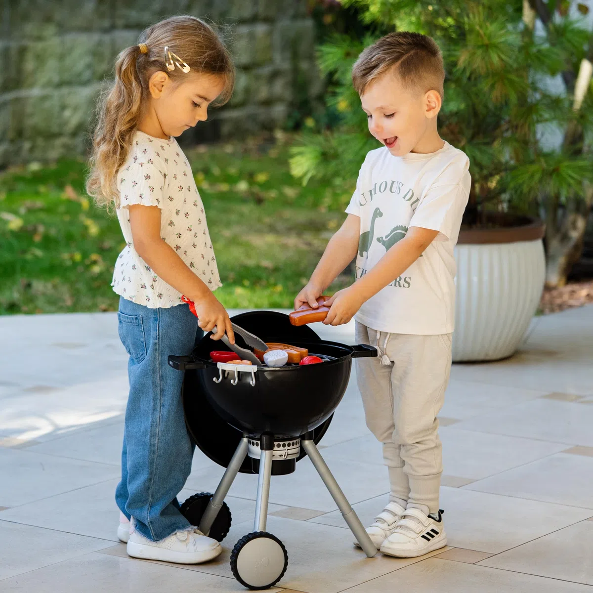Theo Klein 9400-TK 9401 Weber Kugelgrill Premium mit Licht und Sound I Mit Kohlehaufen, Grillzange und vielem mehr I Inkl. Feuerzeug mit Magnetkopf zum Aktivieren des Kohlehaufens