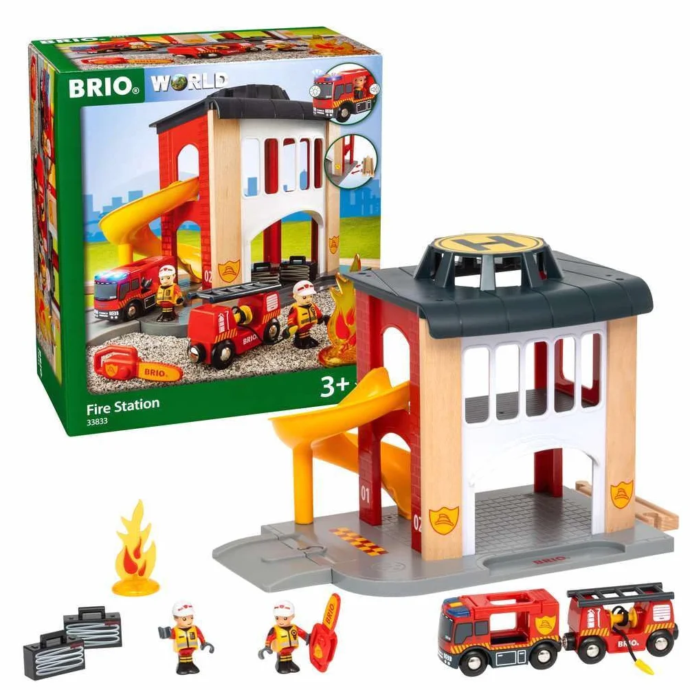 BRIO World 33833 Große Feuerwehr Station - Feuerwache mit Einsatzfahrzeug und Feuerwehrmann, Kleinkindspielzeug ab 3 Jahren
