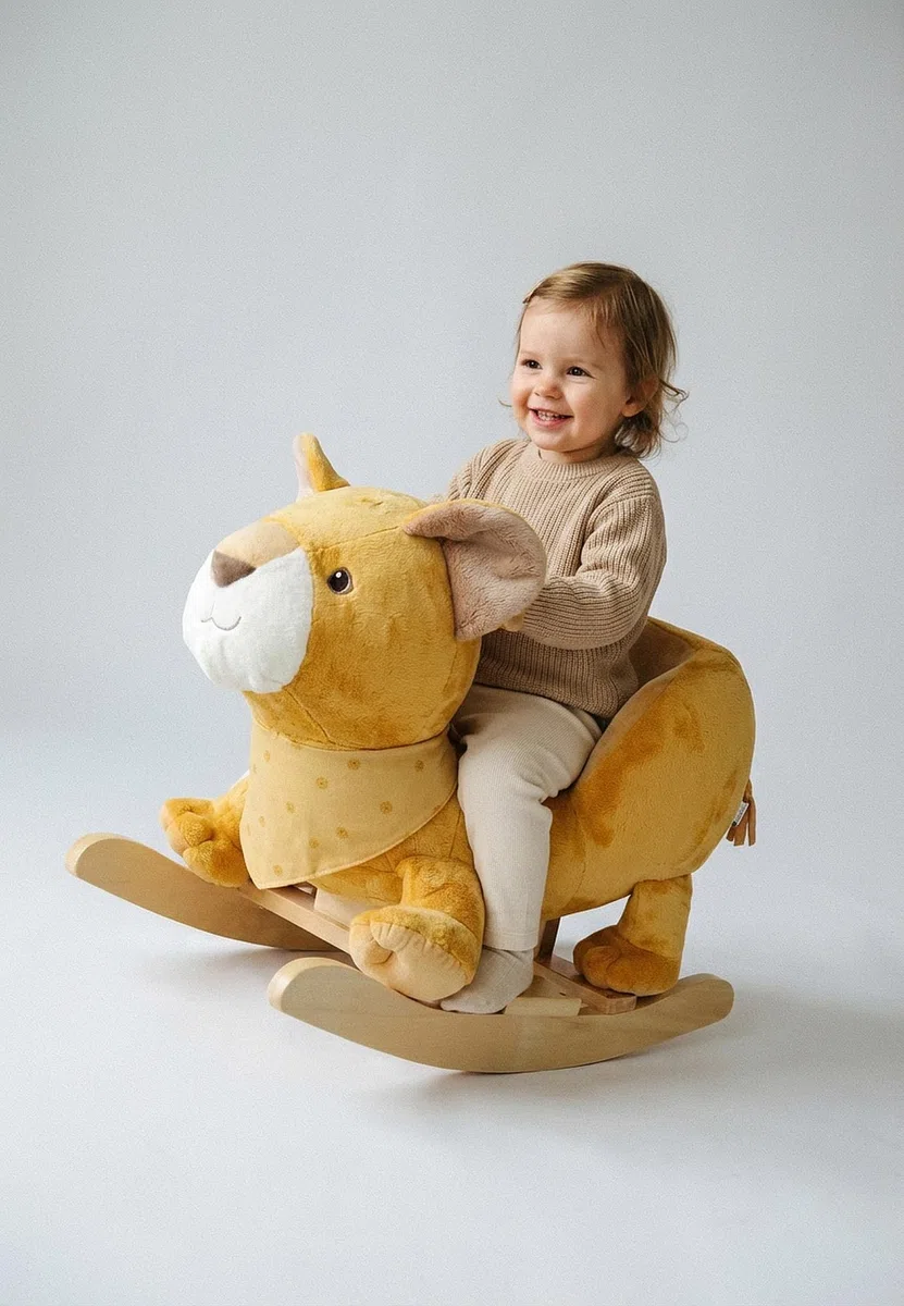 Sterntaler Schaukeltier Löwe Leo - Schaukelpferd aus Flausch & Holz - weiche Sitzfläche - Spielzeug Wippe für Kleinkind - Indoor - Geschenk Idee - Unisex, mattgelb