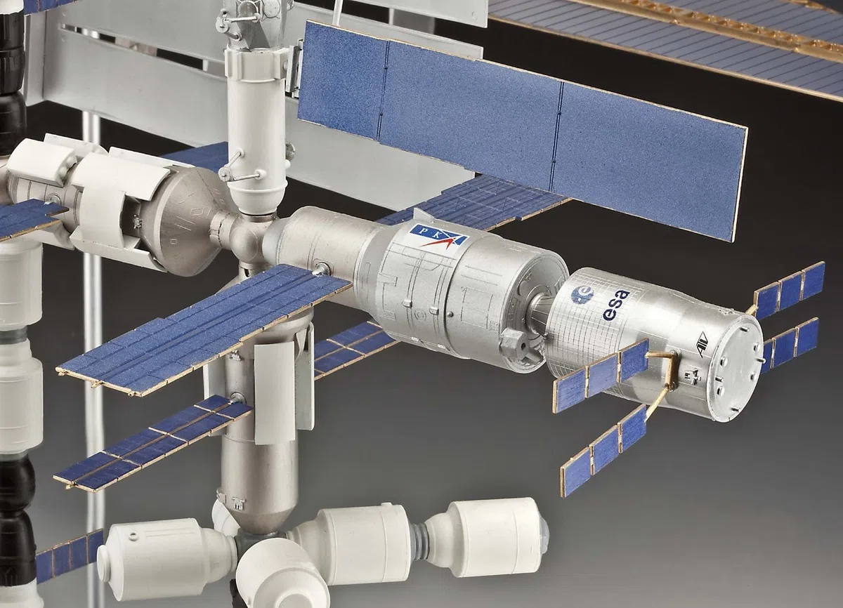 Revell 04841 - Modellbausatz - International Space Station ISS im Maßstab 1:144
