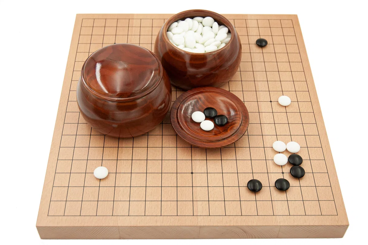 Go-Set Buchenfurnier-Brett (19x19, 36mm) mit Yunzi-Steinen und Holzdosen