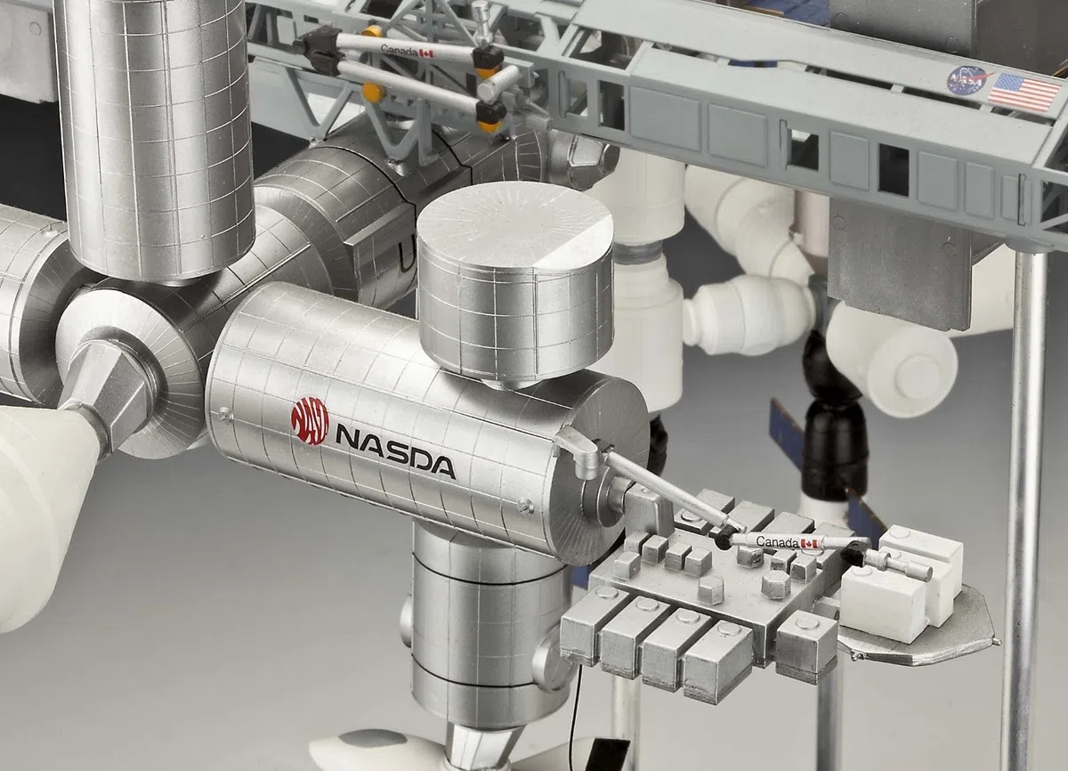 Revell 04841 - Modellbausatz - International Space Station ISS im Maßstab 1:144