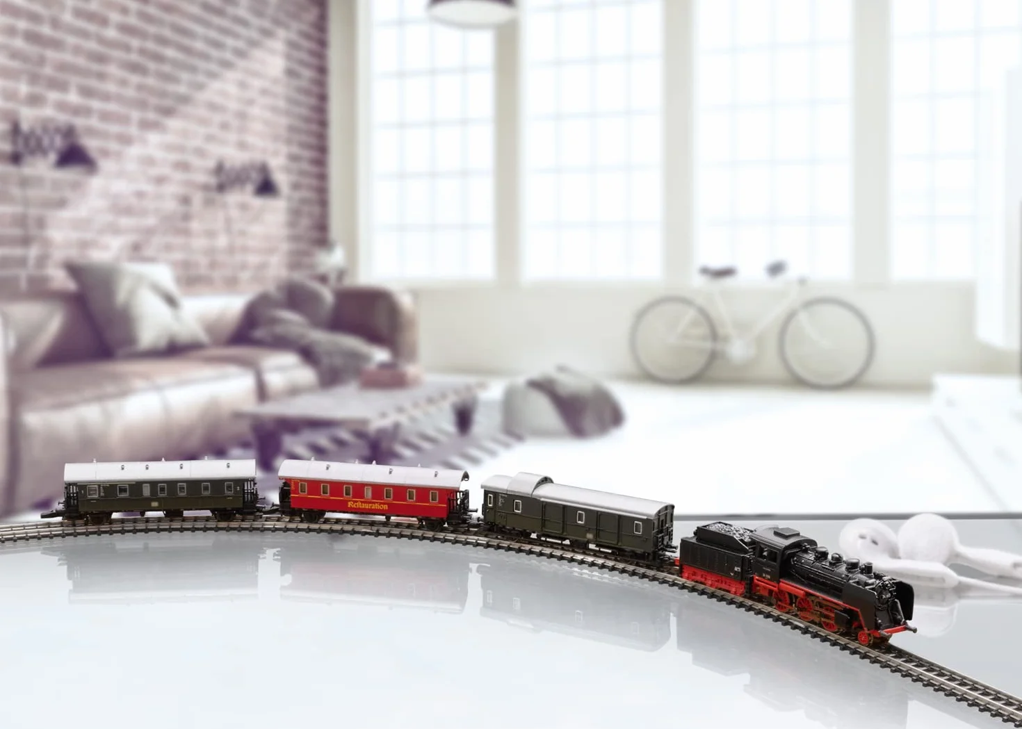 Märklin Modelleisenbahn Startpackung 81874 "Museums-Personenzug mit Dampflok BR 24 – Lokomotive Spur Z, 24 cm aus Metall mit Kunststoff Tender, ab 15 Jahre