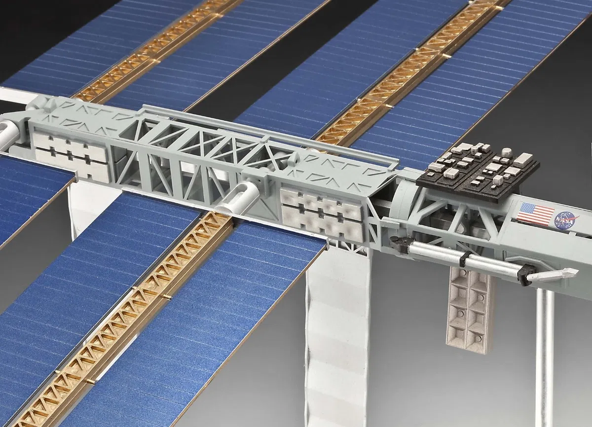 Revell 04841 - Modellbausatz - International Space Station ISS im Maßstab 1:144