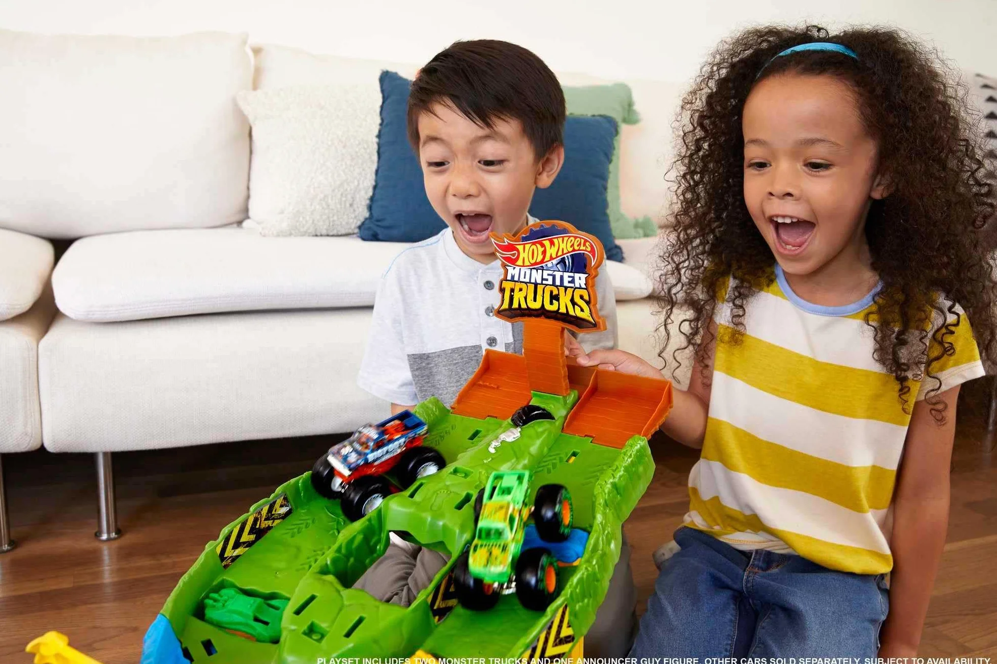 Hot Wheels HJG32 - Monster Trucks Rennstrecke Spielset mit den Monster Trucks Bigfoot und Gunkster für Kopf-an-Kopf-Rennen, Autospielzeuge für Kinder ab 4 Jahren
