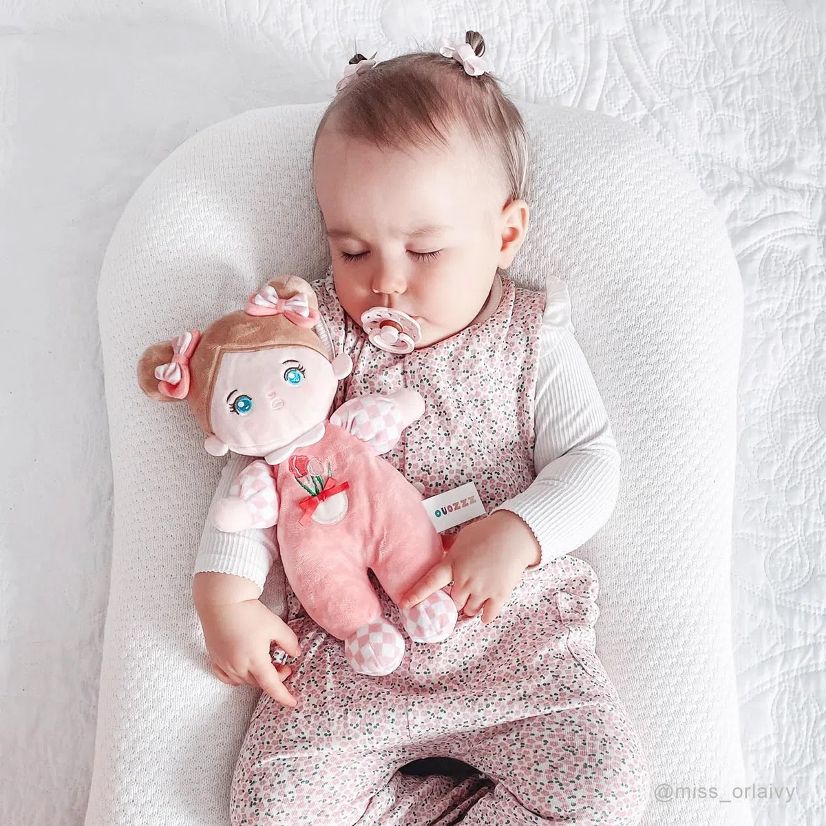 OUOZZZ Baby Puppe, Weiche Stoffpuppe mit Kleidung, Rosa Tulpe Mini-Puppe Kuschelpuppe für Kinder ab 3 Monaten - Baby Geschenk zur Geburt Mädchen Jungen, 25cm