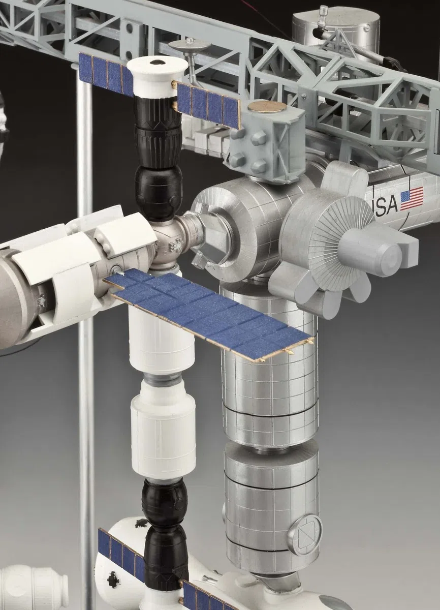 Revell 04841 - Modellbausatz - International Space Station ISS im Maßstab 1:144