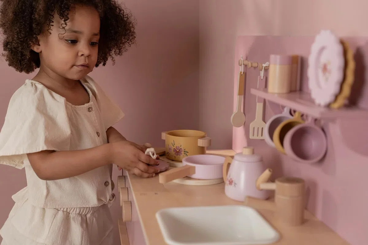 Little Dutch Kinderküche Spielküche aus Holz inkl. Töpfe, Geschirr und Küchenutensilien - rosa