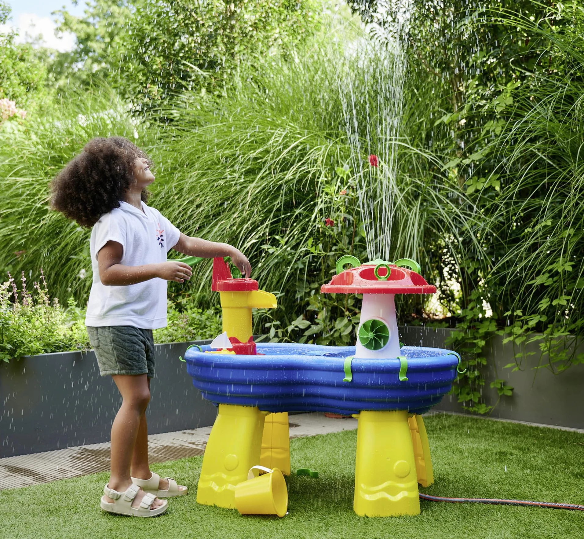 AquaPlay Wassertisch - großes Outdoor-Wasserspiel (100 x 58 x 90 cm) für Kinder ab 3 Jahre, Wasserspielzeug mit Handpumpe, Schlauchanschluss, Spritzfunktion und Zubehör