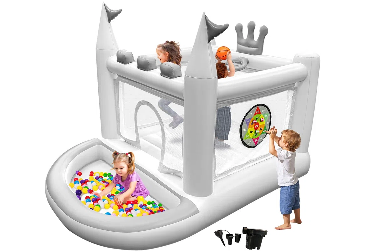 Aufblasbare PVC-Hüpfburg für Kinder 3-8 Jahre, 5-in-1 Outdoor Hüpfburg mit Hüpfbereich, Kugelpool, Basketballkorb, Ringen & Zielspiel, inkl. Pumpe, Weiß