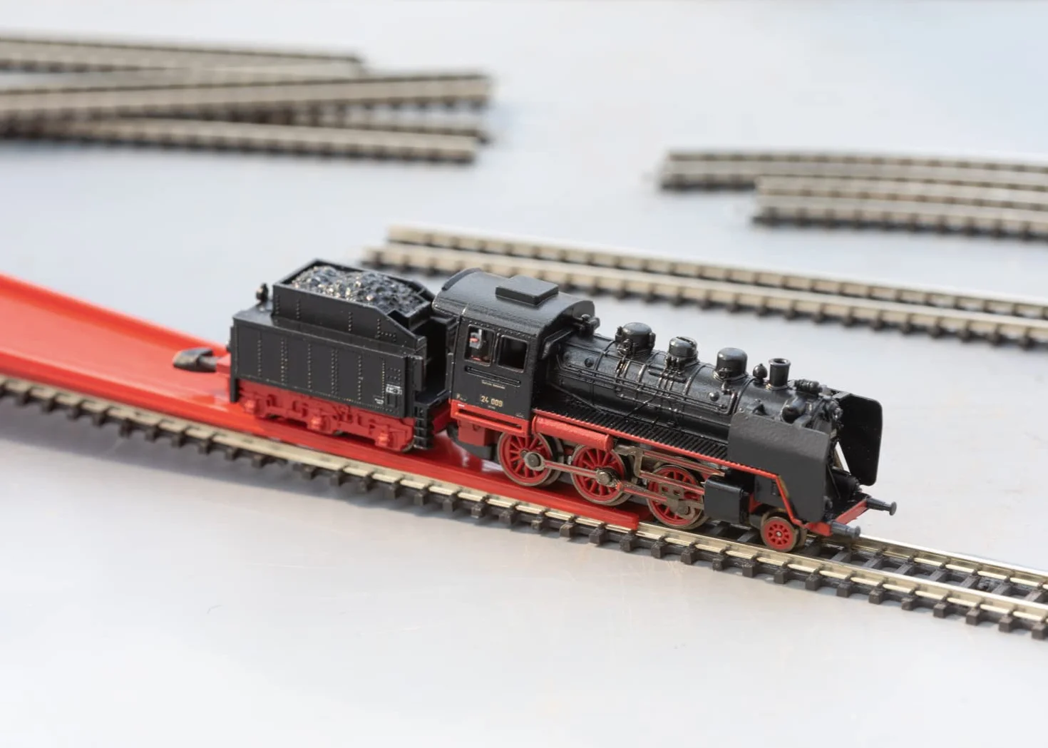 Märklin Modelleisenbahn Startpackung 81874 "Museums-Personenzug mit Dampflok BR 24 – Lokomotive Spur Z, 24 cm aus Metall mit Kunststoff Tender, ab 15 Jahre