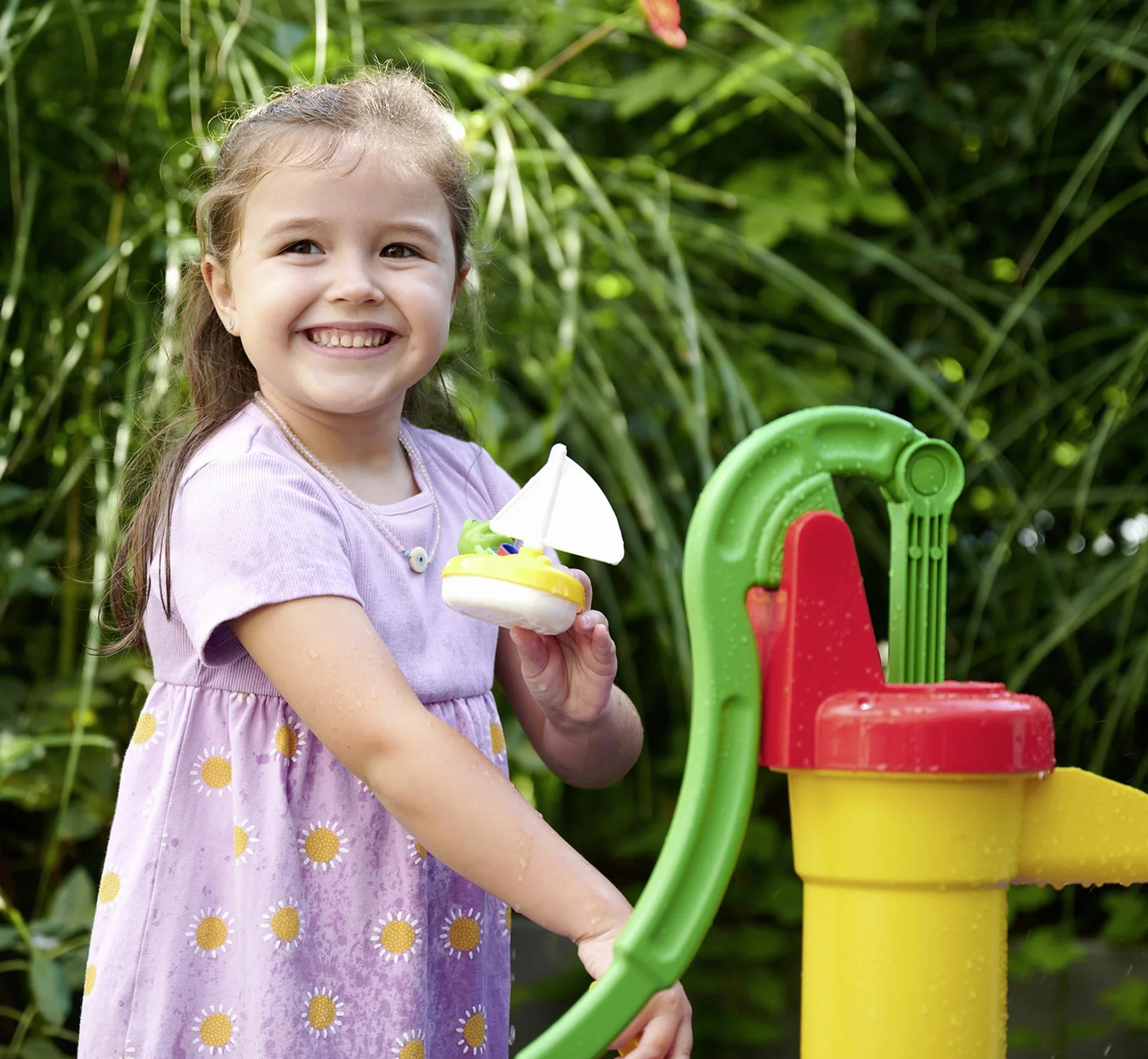 AquaPlay Wassertisch - großes Outdoor-Wasserspiel (100 x 58 x 90 cm) für Kinder ab 3 Jahre, Wasserspielzeug mit Handpumpe, Schlauchanschluss, Spritzfunktion und Zubehör